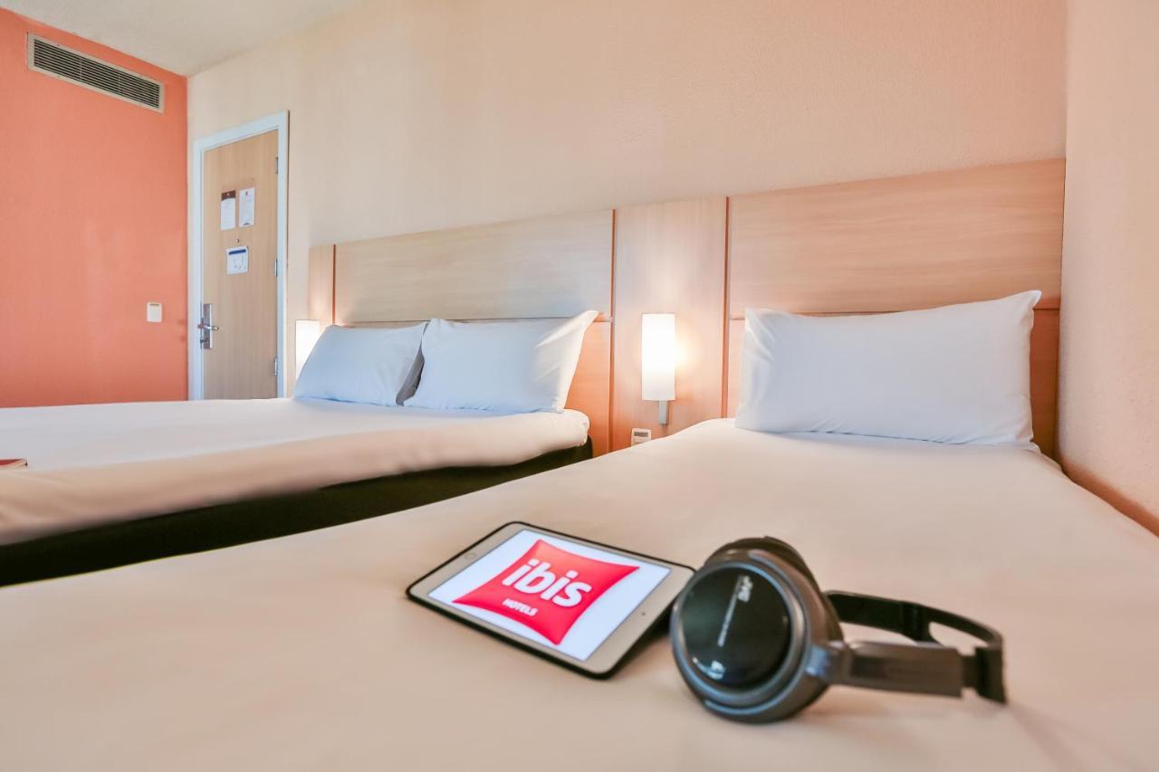 Standard Room with One Double Bed and One Single Bed